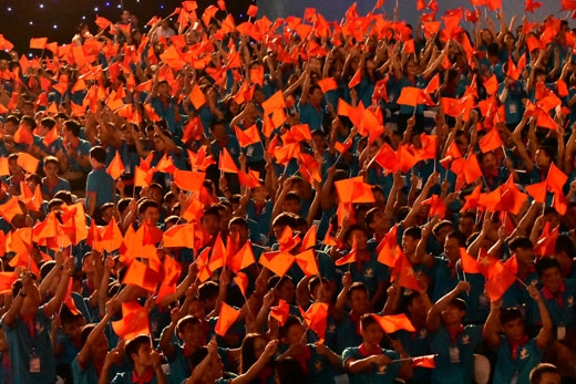 Khán giả thanh niên hai nước nồng nhiệt cổ vũ.