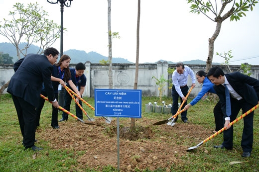 Thanh niên Trung Quốc và thanh niên Việt Nam cùng trồng cây tại Nhà lưu niệm đồng chí Hoàng Văn Thụ, huyện Văn Lãng, tỉnh Lạng Sơn.