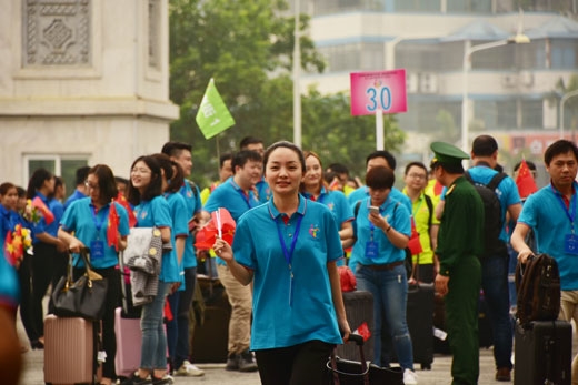 Các đại biểu thanh niên Trung Quốc đặt chân đến cửa khẩu quốc tế Lào Cai