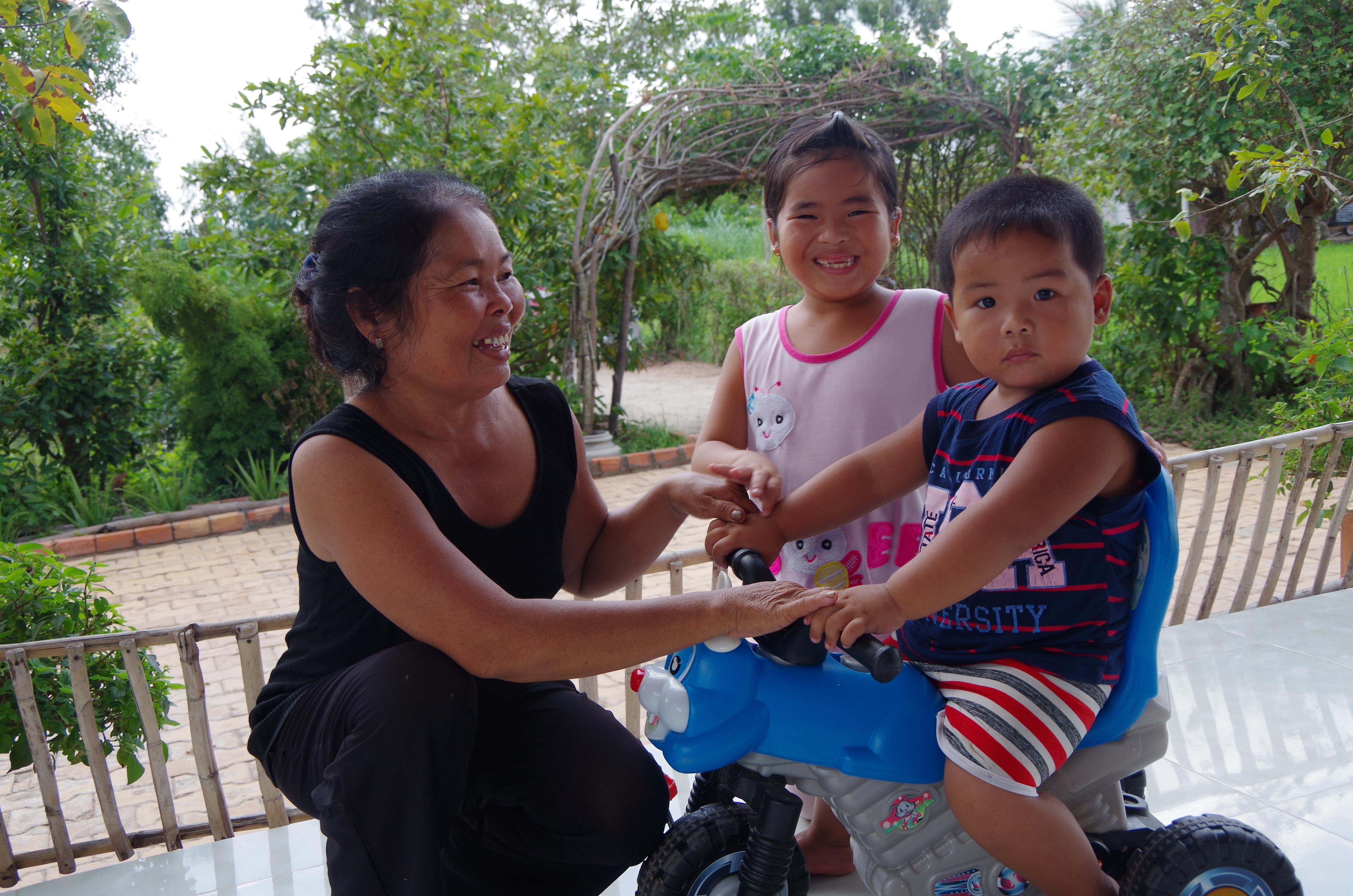 “Chân yếu tay mềm” đi dân công hỏa tuyến