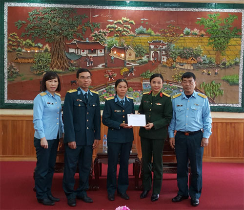 Món quà nhỏ đến với vợ chồng quân nhân
