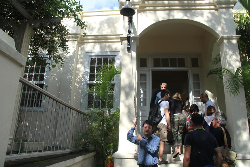 Ở hai đầu sóng