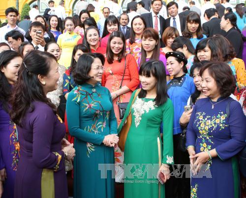 Phó chủ tịch nước Đặng Thị Ngọc Thịnh tiếp các nhà giáo tiêu biểu