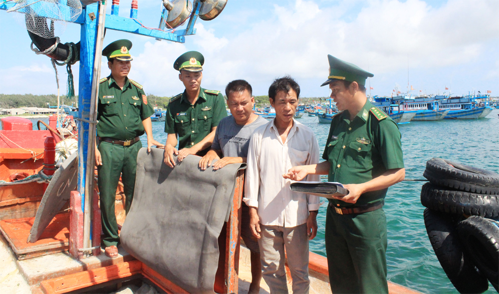 Cùng ngư dân bám biển
