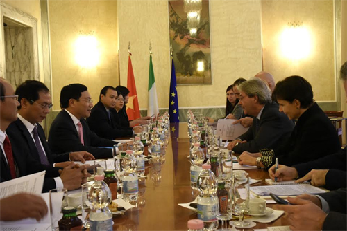 Phó thủ tướng, Bộ trưởng Ngoại giao Phạm Bình Minh hội đàm với Bộ trưởng Ngoại giao I-ta-li-a
