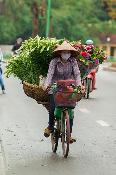 Những xe hoa hòa mình vào dòng ngươi len lỏi đi khắp các phố phường