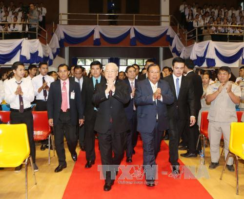 Tổng Bí thư Nguyễn Phú Trọng thăm, nói chuyện với cán bộ Đại sứ quán và cộng đồng người Việt Nam tại Lào