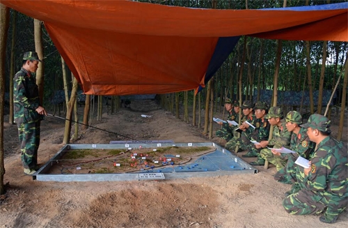 Đại úy Vương Huy Dũng, Tiểu đoàn trưởng Tiểu đoàn 5, báo cáo kế hoạch chiến đấu phòng ngự với Đảng ủy Tiểu đoàn.