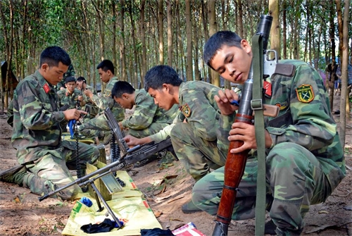 Kiểm tra, bảo quản vũ khí trước ngày diễn tập.