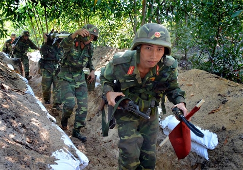 Cơ động chiếm lĩnh trận địa.