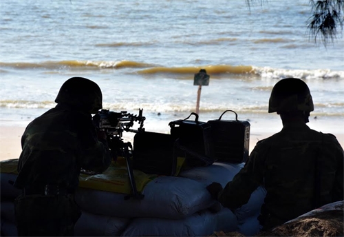 Khẩu đội đại liên tiêu diệt mục tiêu, giữ vững trận địa.