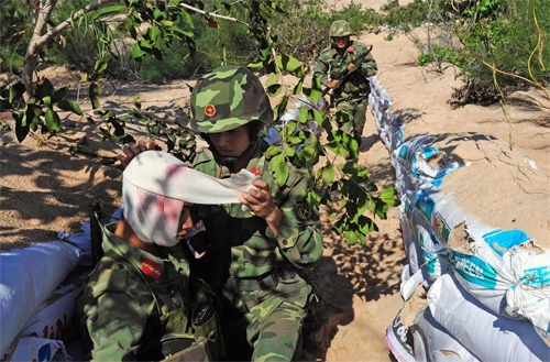 Chăm sóc, cứu chữa thương binh ngay tại trận địa.