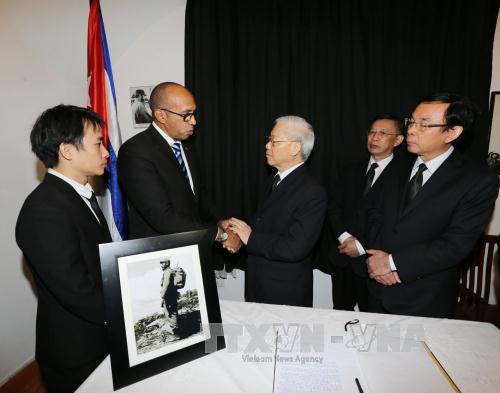 Lãnh đạo Đảng, Nhà nước, Chính phủ viếng Lãnh tụ Cuba Fidel Castro Ruz