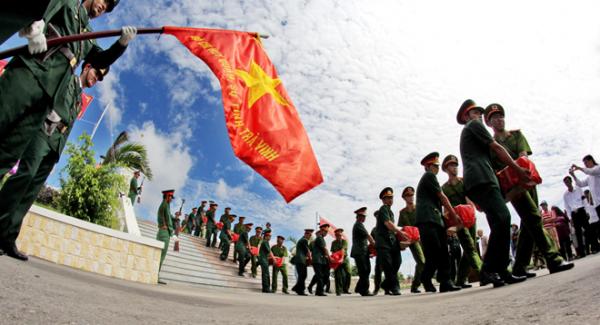 Máu các anh nhuộm đỏ rực lá cờ cách mạng
