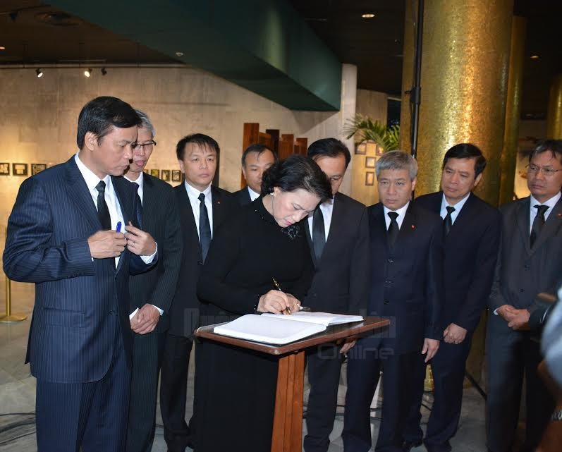 Chủ tịch Quốc hội tới Cu-ba viếng đồng chí Phi-đen Ca-xtơ-rô
