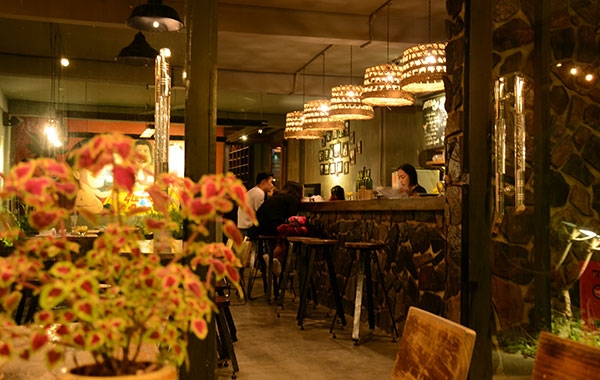 Khi đêm xuống, du khách cũng có thể lựa chọn cho mình một góc nhỏ trong quán để tận hưởng những ly cà phê thơm phức trên mảnh đất Tây Nguyên.