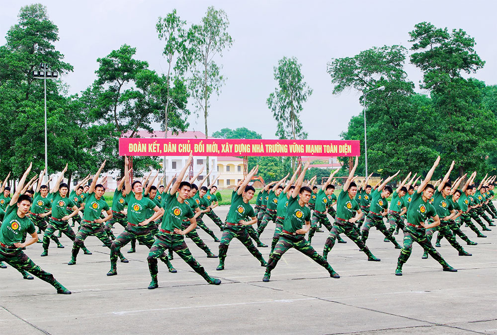 Cán bộ nêu gương rèn luyện cho học viên    
