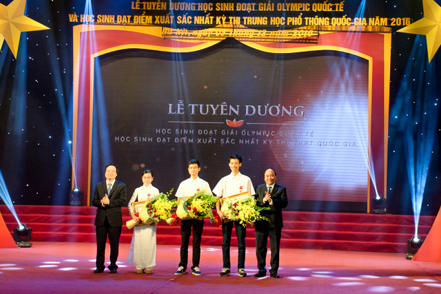 Tuyên dương học sinh đoạt giải Olympic quốc tế và học sinh xuất sắc kỳ thi THPT quốc gia năm 2016