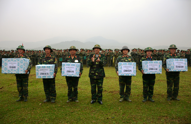Ban chỉ đạo tặng quà các lực lượng tham gia diễn tập.