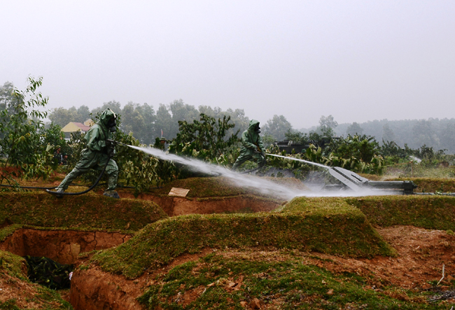 Lực lượng hóa học tiêu tẩy độc cho trang bị.