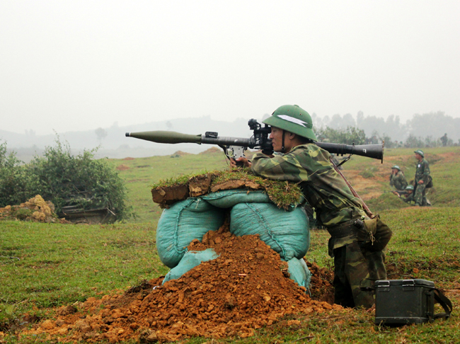 Chiến sĩ sử dụng súng B41 sẵn sàng tiêu diệt mục tiêu.