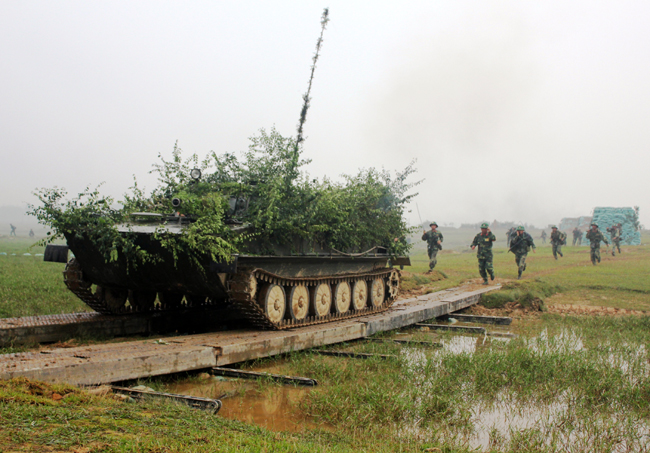 Xe tăng dẫn bộ binh xung phong đánh chiếm mục tiêu.