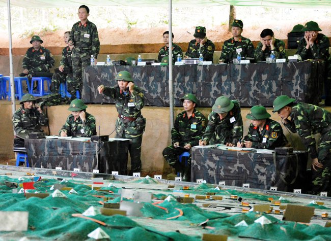 Xử lý một số tình huống trên sa bàn.