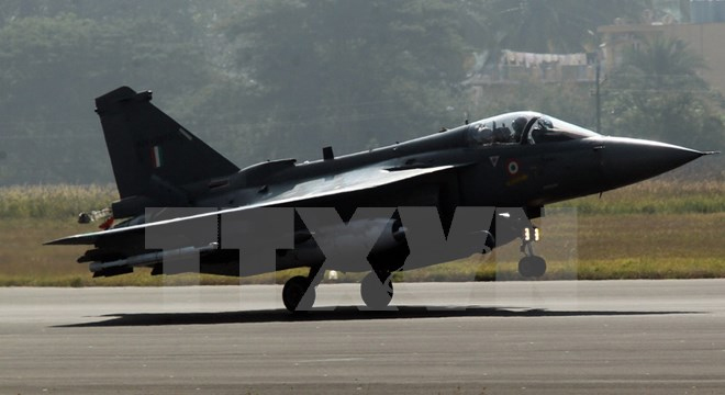 Ấn Độ không thể sử dụng máy bay tự chế trên tàu sân bay vì quá nặng