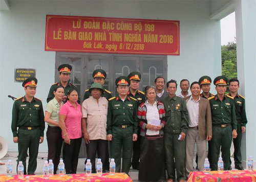 Bàn giao nhà tình nghĩa cho cựu chiến binh nghèo