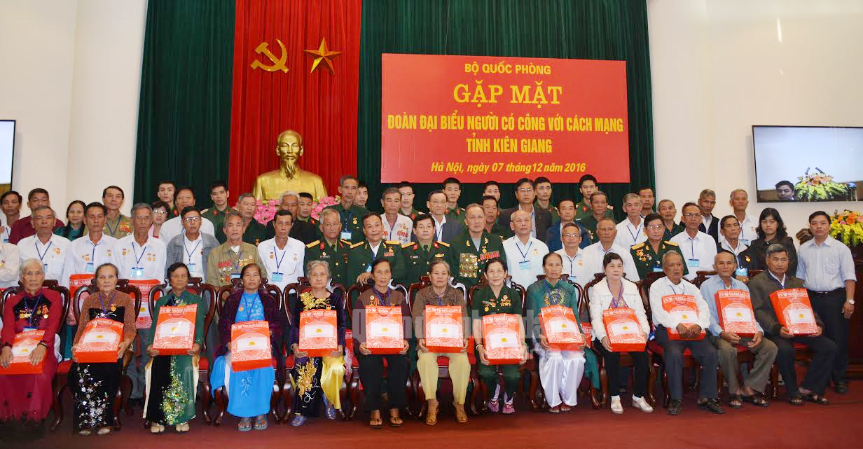 Bộ Quốc phòng gặp mặt đại biểu người có công tỉnh Kiên Giang
