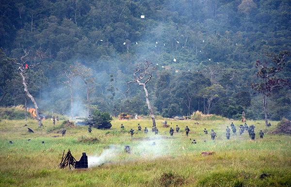 Áp sát trận địa.