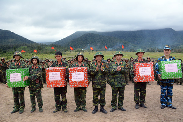Trao thưởng các lực lượng tham gia phối hợp diễn tập thành công.
