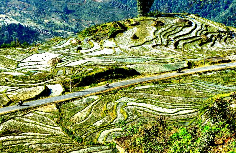 Những con đường uốn lượn xung quanh “suối nước ôm ấp” những bản làng của đồng bào các dân tộc vùng cao.