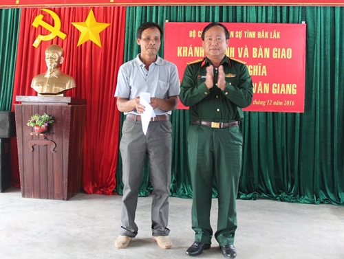 Bộ Chỉ huy Quân sự tỉnh Đắk Lắk trao nhà tình nghĩa
