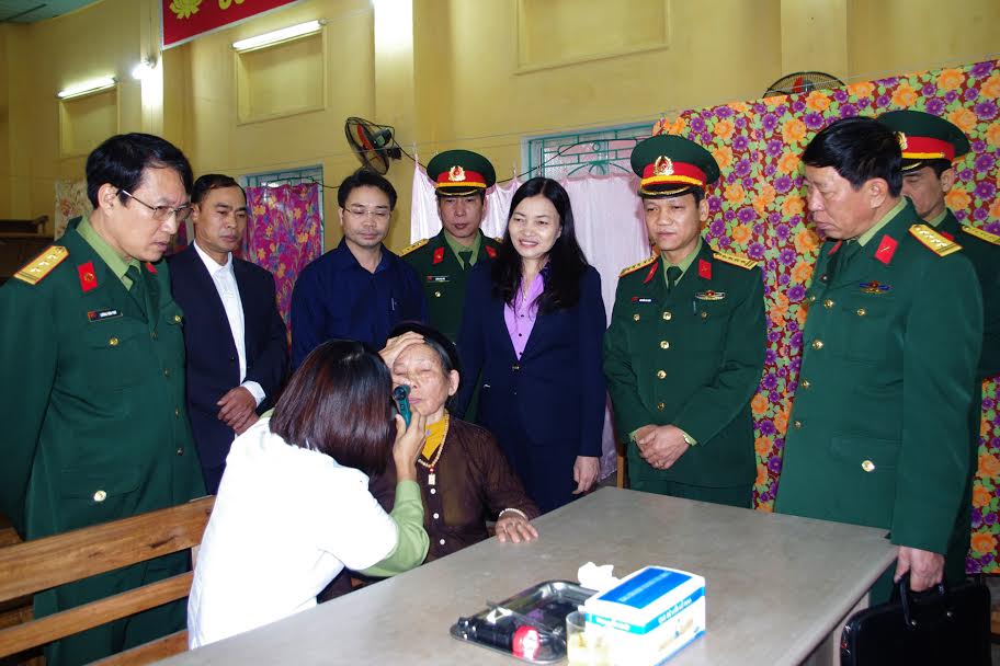 Bộ CHQS tỉnh Hưng Yên khám bệnh và cấp thuốc miễn phí cho đối tượng chính sách