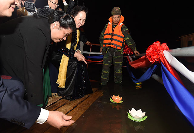 Lễ thả hoa đăng tưởng nhớ, tri ân các anh hùng liệt sĩ trên bến sông La Tiến