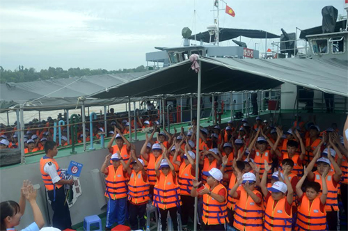 Lớp trải nghiệm “em làm chiến sĩ hải quân”