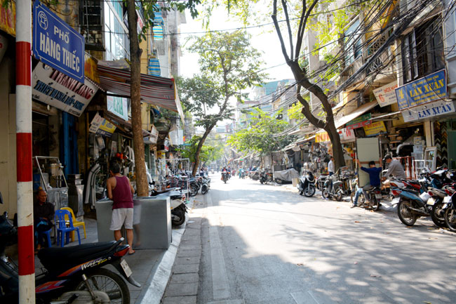 Phố Hàng Thiếc: Địch phun xăng đốt ta, ta tẩm xăng vào chăn đốt địch