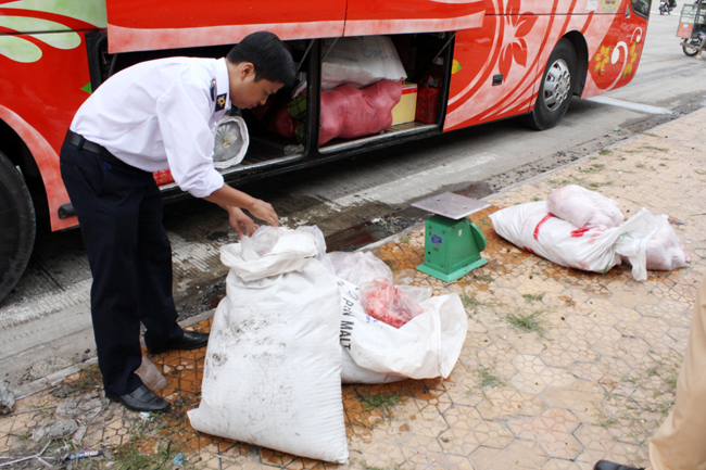 Công an thành phố Cần Thơ tịch thu thực phẩm bẩn