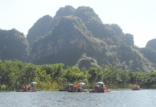 Nhẹ khua sóng nước Tràng An
