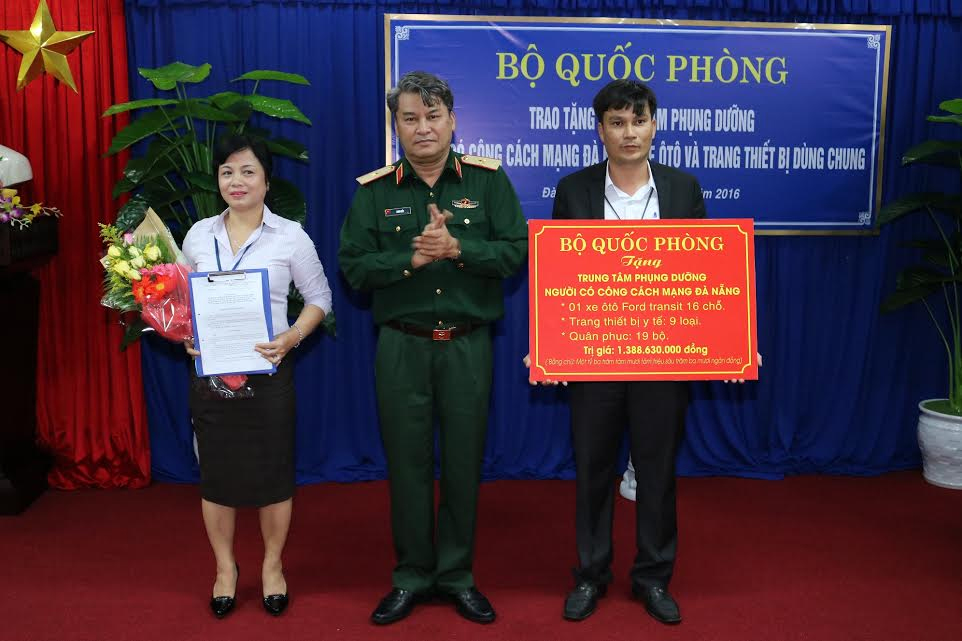 Bộ Quốc phòng tặng trang thiết bị cho Trung tâm phụng dưỡng người có công cách mạng Đà Nẵng               

