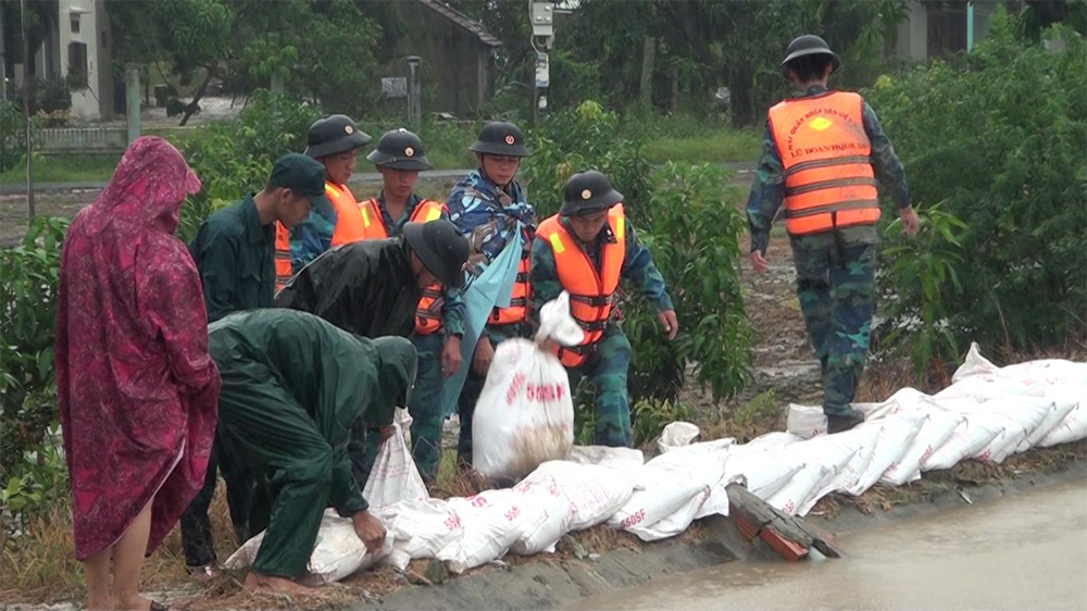 Bộ đội khẩn trương về vùng mưa lũ