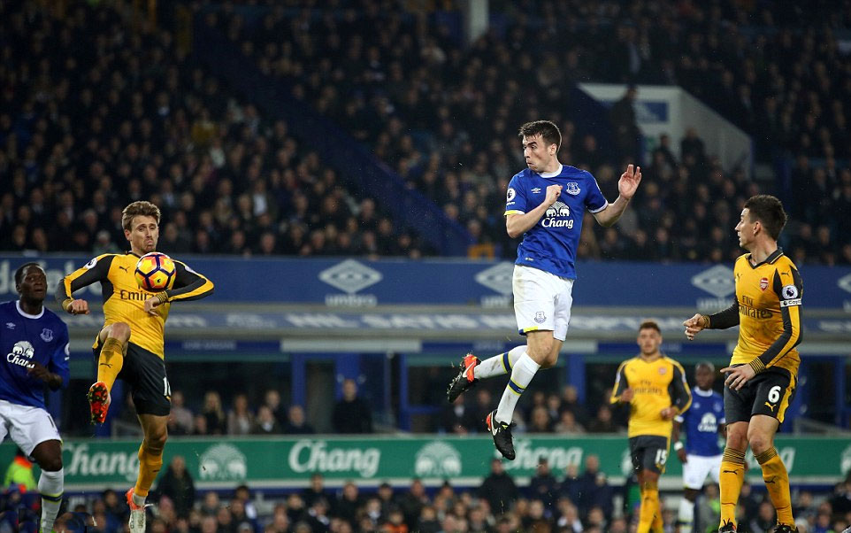 Arsenal lỗi hẹn ngôi đầu, Leicester tiếp tục thất bại