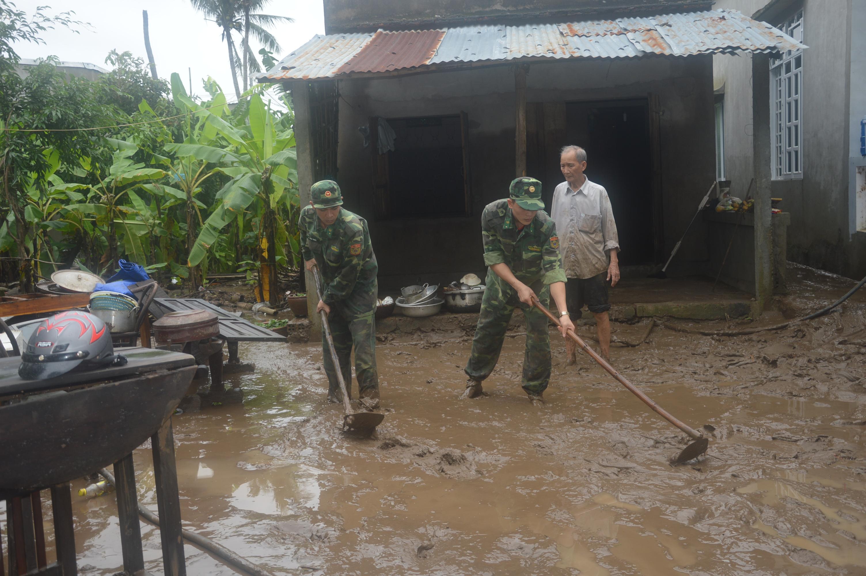 Giúp dân vùng lũ Mỹ Phú 2     