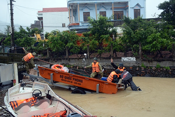 Lực lượng Bộ CHQS tỉnh Bình Định hạ xuồng cứu hộ.