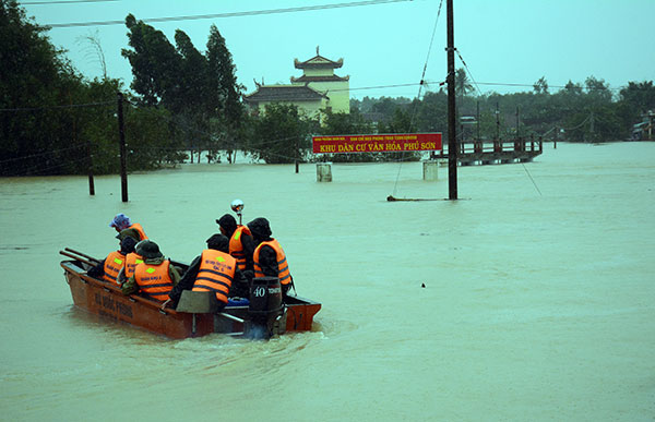 Bộ đội giúp dân ra khỏi nước lũ ở Bình Định
