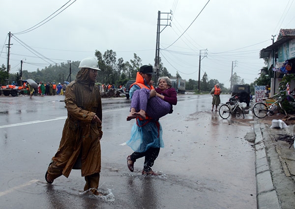 Đưa bà con nhân dân vào nơi an toàn.