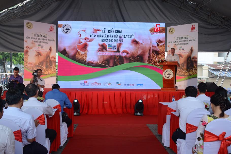 Dùng điện thoại kiểm tra nguồn gốc thịt heo