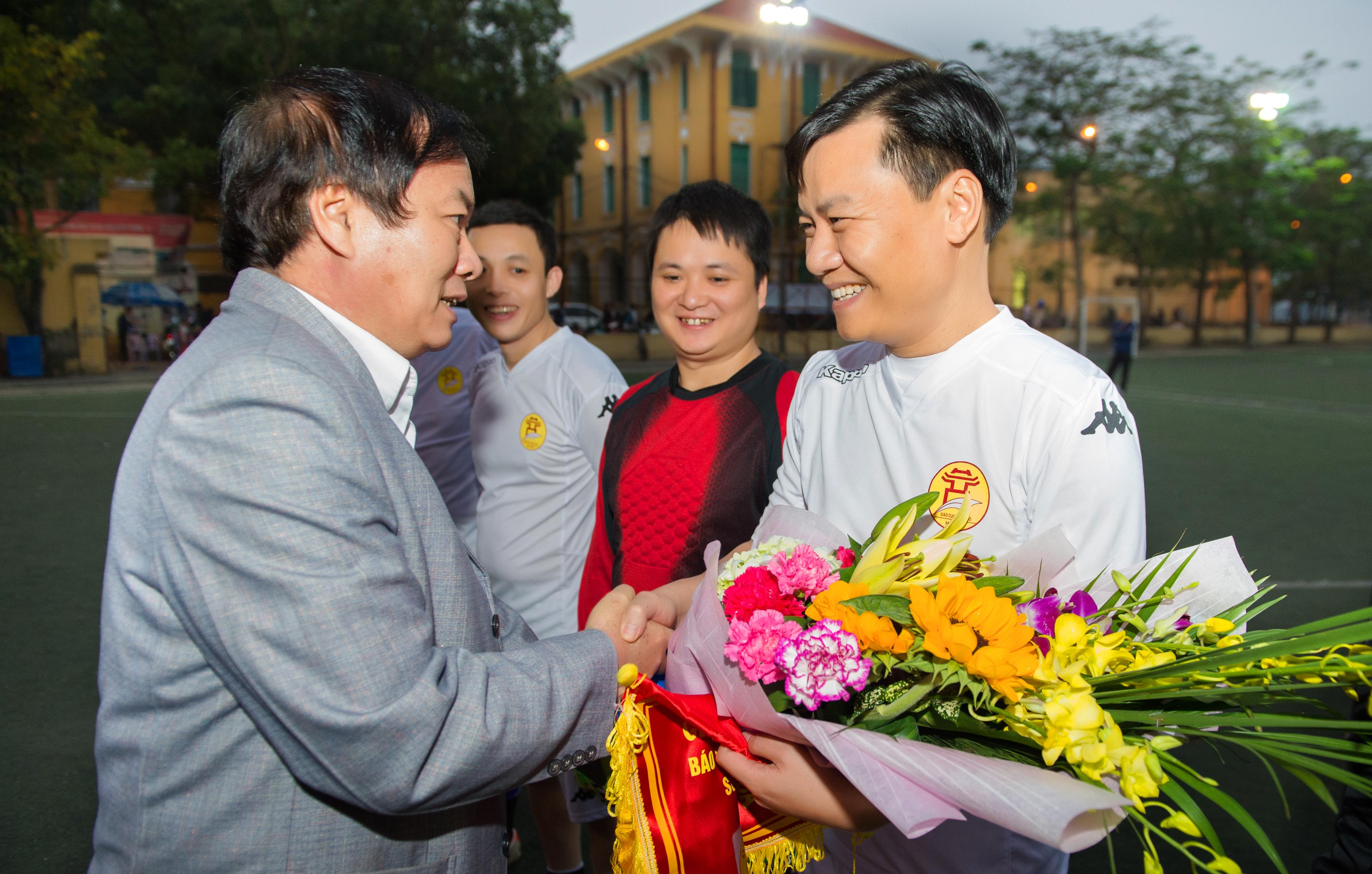 Báo QĐND cùng Sở Giáo dục và Đào tạo TP Hà Nội giao lưu bóng đá