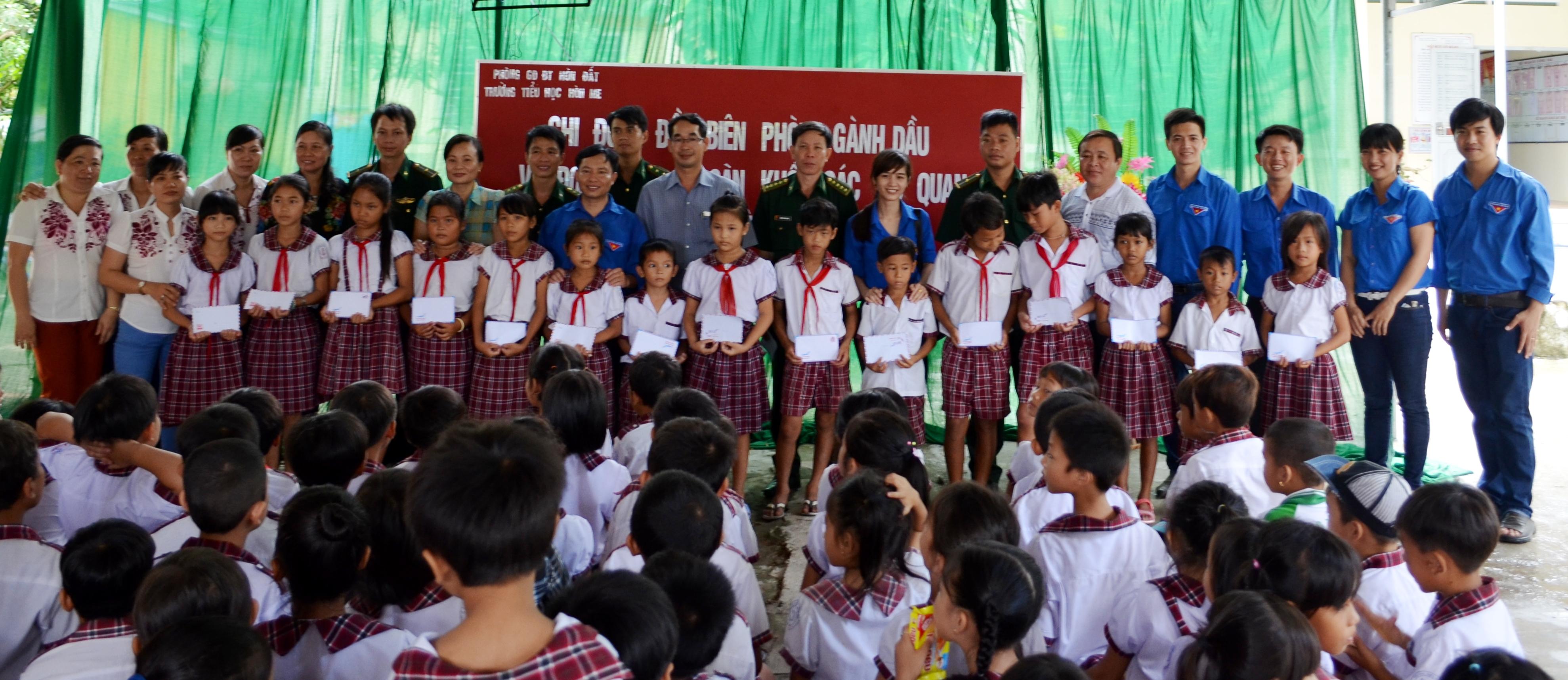 Thắm đượm nghĩa tình biên giới, hải đảo